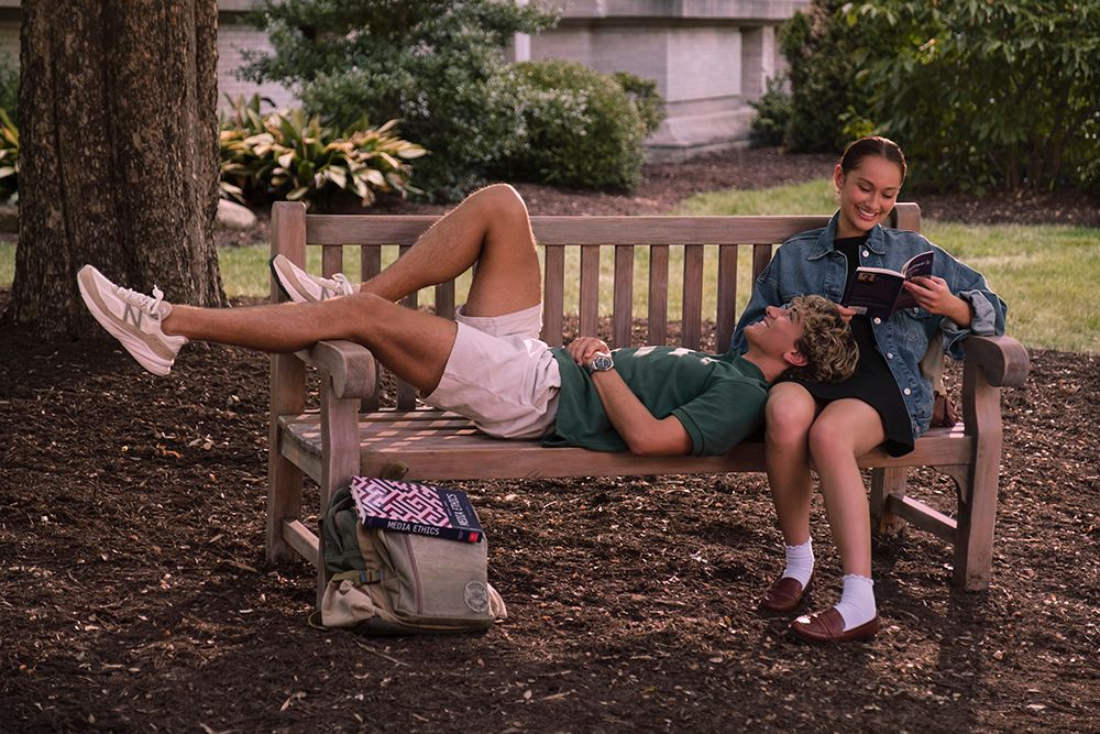 Belly reading while Jeremiah leans on her in The Summer I turned Pretty season three