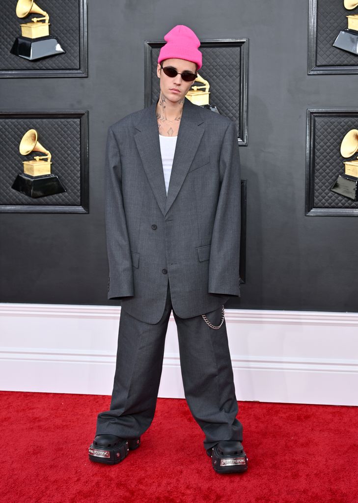 Justin Bieber en costume gris et bonnet rose à la 64e cérémonie des Grammy Awards 