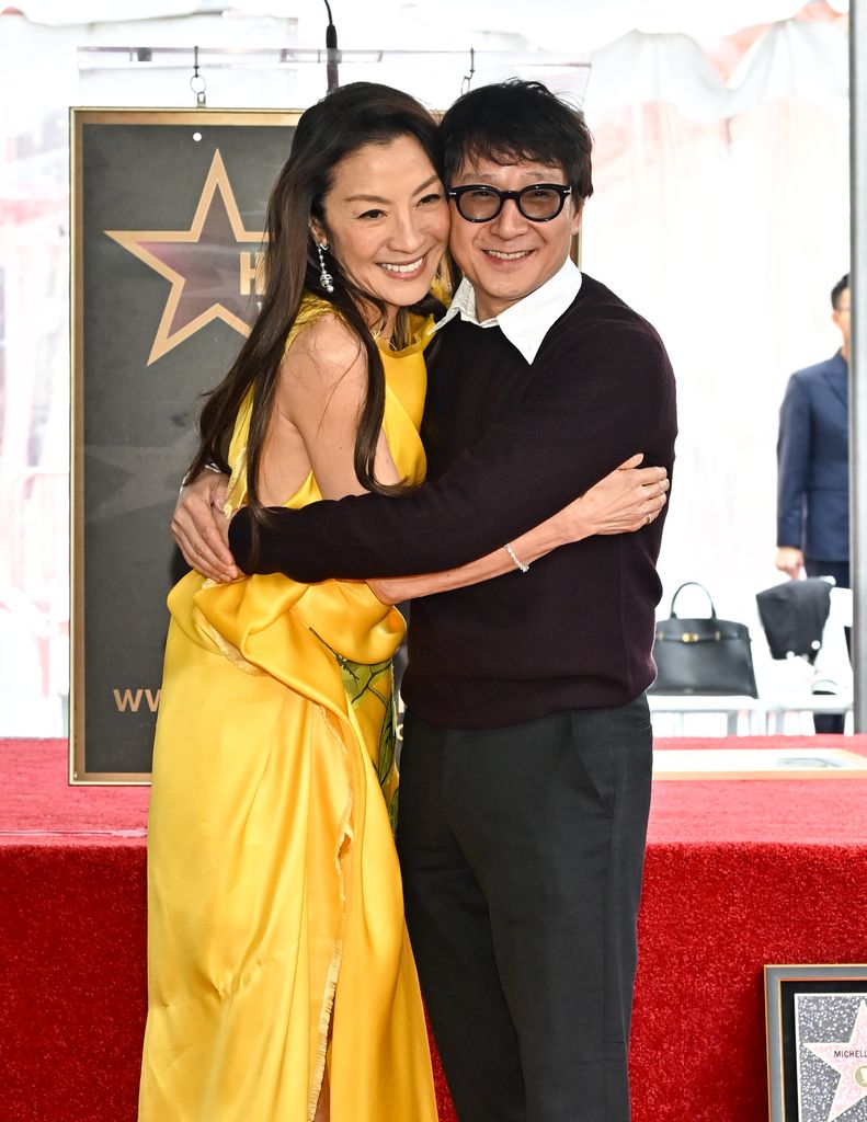 Michelle Yeoh et Ke Huy Quan marchent dans les bras