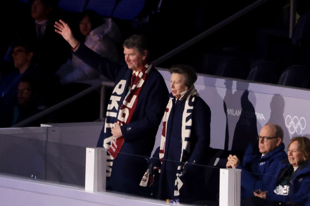 Une photo de la princesse Anne et de Sir Timothy Laurence saluant la foule