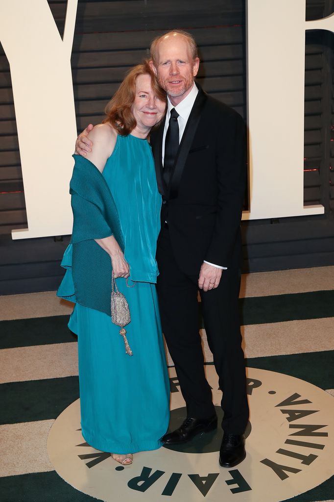 Cheryl Alley se tient à côté de son mari Ron Howard.