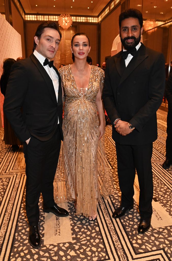   Ed Westwick, Amy Jackson dan Abhishek Bachchan dengan dasi hitam