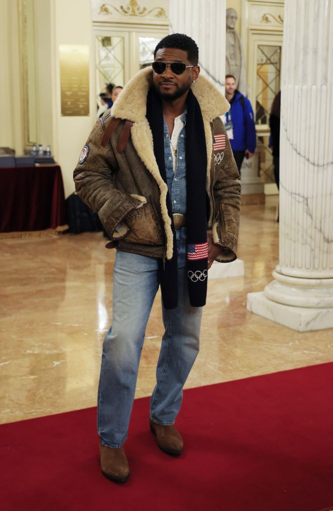 Usher arrive sur le tapis rouge alors qu'ils assistent à la cérémonie d'ouverture des Jeux olympiques d'hiver de Milan Cortina 2026