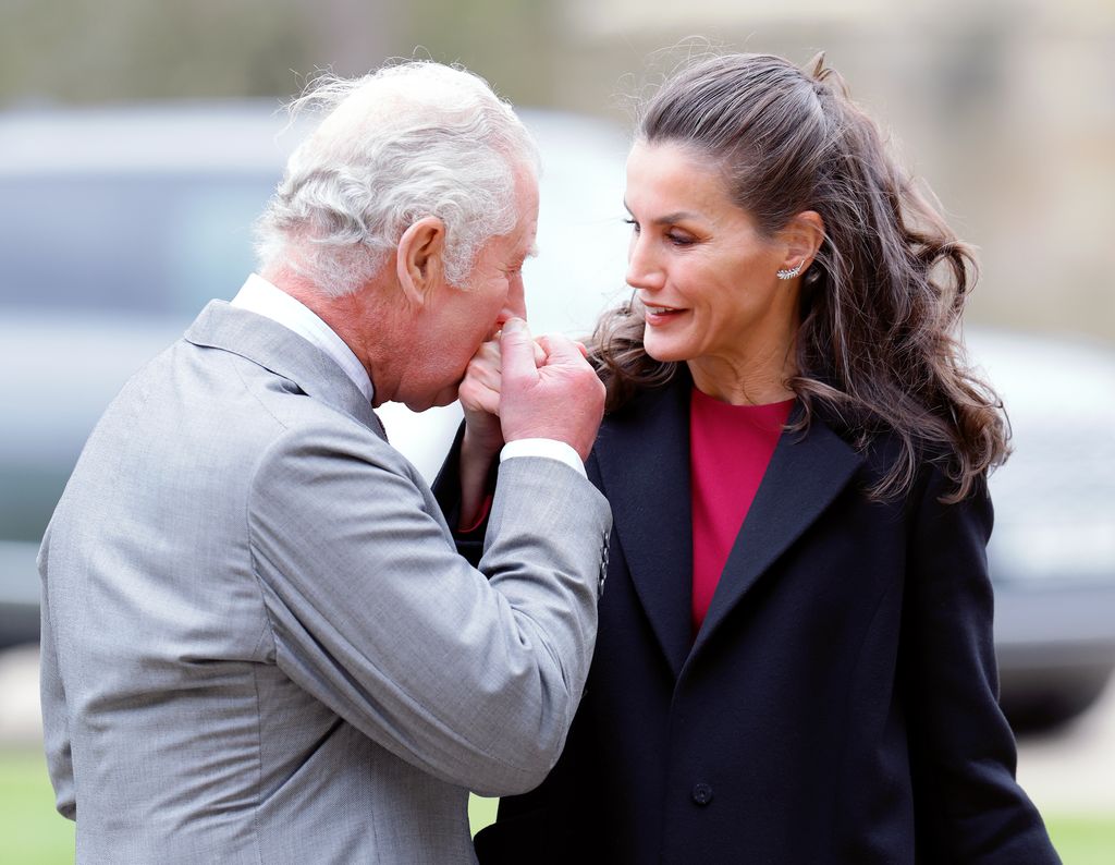 Charles greets Queen Letizia with a kiss on the hand