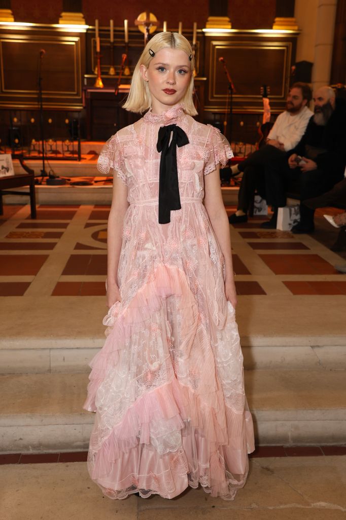 Maisie Peters assiste au défilé Bora Aksu lors de la Fashion Week de Londres en février 2026 à l'église St Pauls le 20 février 2026 à Londres, en Angleterre.