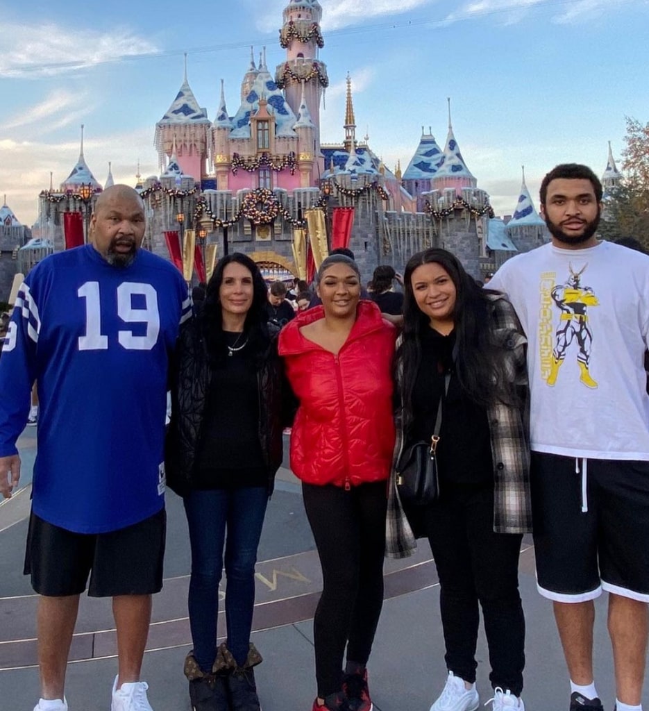 Photo of the late Larry Allen with his family, including wife Janelle and their three kids, in 2021