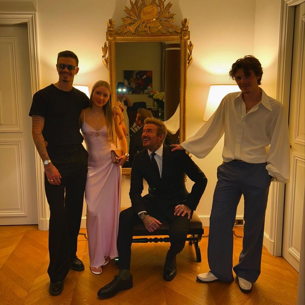 David, Romeo, Cruz dan Harper Beckham pergi ke peragaan busana Paris Fashion Week di Victoria