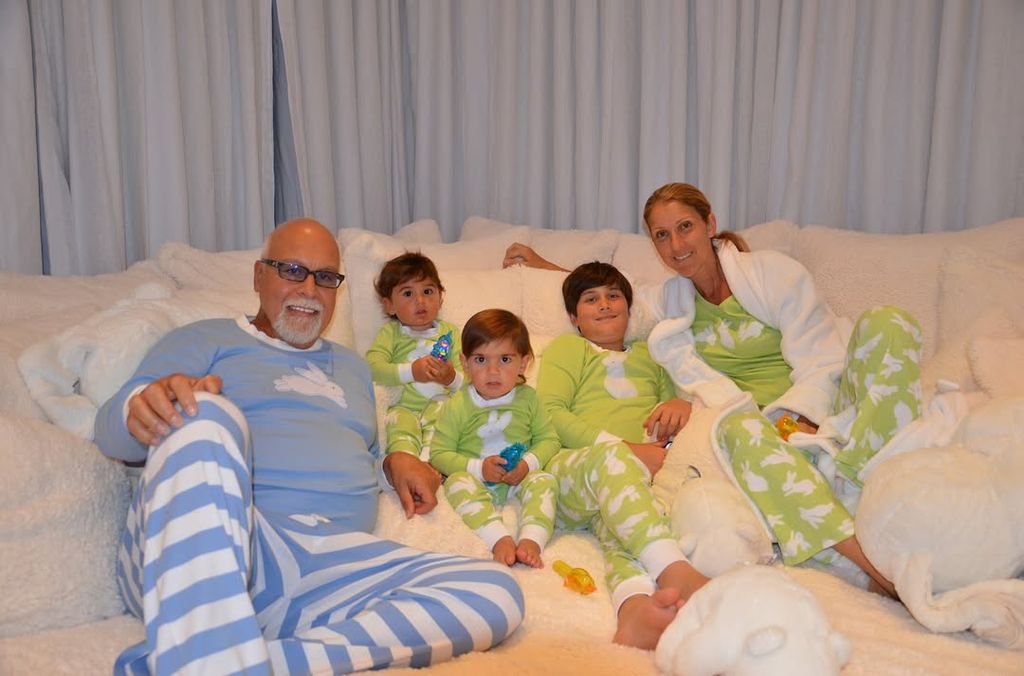 Celine Dion, René Angélil dan tiga putra mereka berpose untuk foto dengan piyama yang cocok dalam gambar throwback yang dibagikan di Instagram