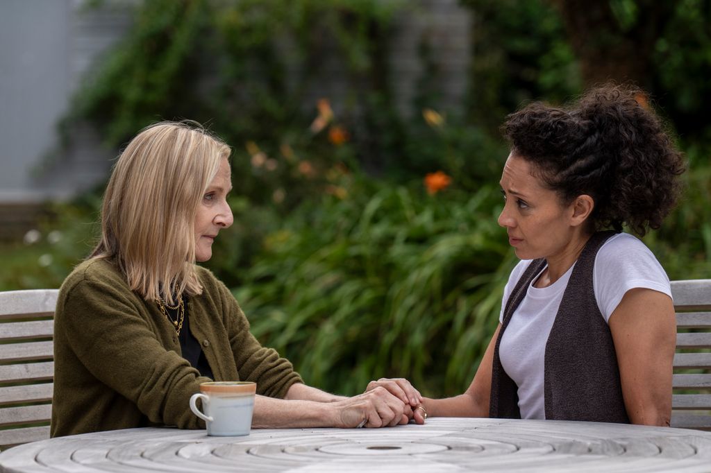 Le drame policier "brillant" Bergerac révèle un nouveau regard sur la saison 2 alors que les acteurs de Midsomer Murders et Slow Horses rejoignent le casting 3 deux femmes assises à une table de jardin