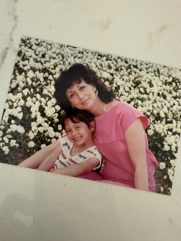 Jennifer Love Hewitt en tant que jeune fille s'assoit avec sa maman dans un champ de fleurs