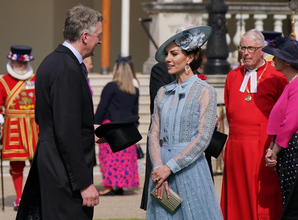 Kate Middleton and Prince William surprise guests at palace garden ...