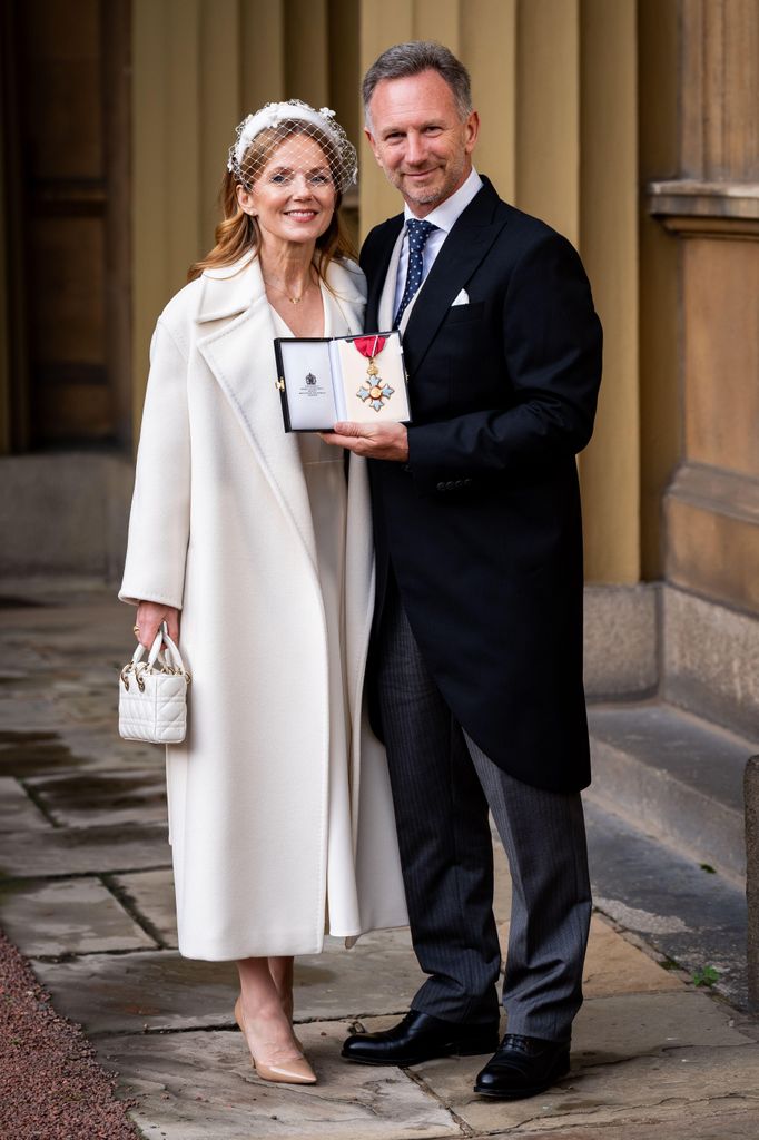 couple posing outside buckingham palace