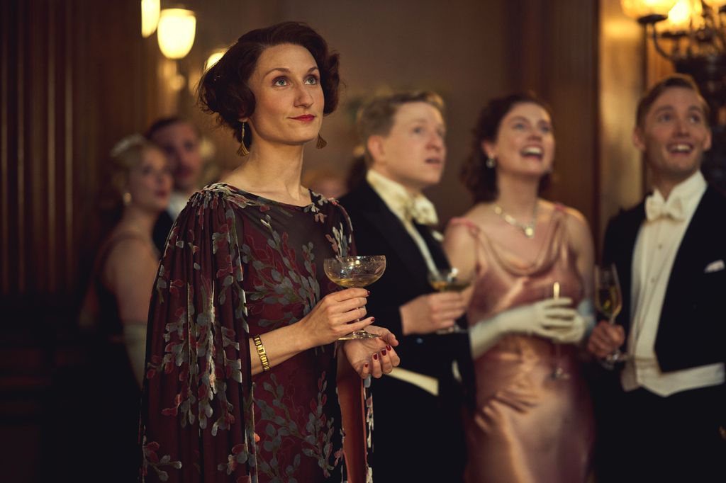 Le drame de période binable de 6 parties salué comme la «perfection» par les téléspectateurs est votre prochain incontournable 4 Nancy Mitford a écrit la poursuite de l'amour et de l'amour dans un climat froid