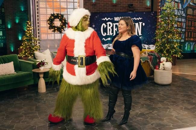 Kelly Clarkson next to the Grinch on her show