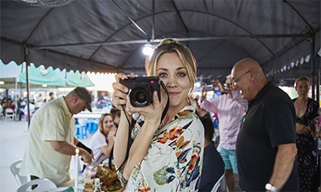 kaley cuoco taking picture