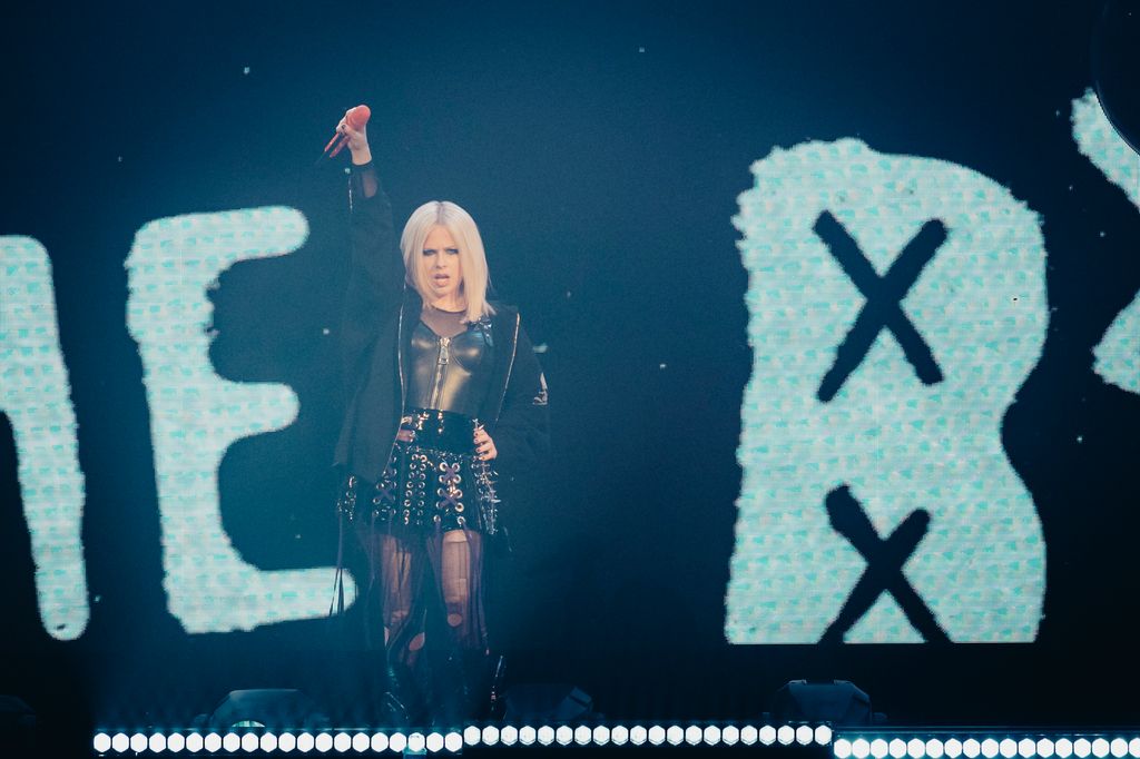 Avril Lavigne se apresenta no palco do Le Zenith - La Villette como parte de sua Love Sux Tour em 12 de abril de 2023 em Paris, França.