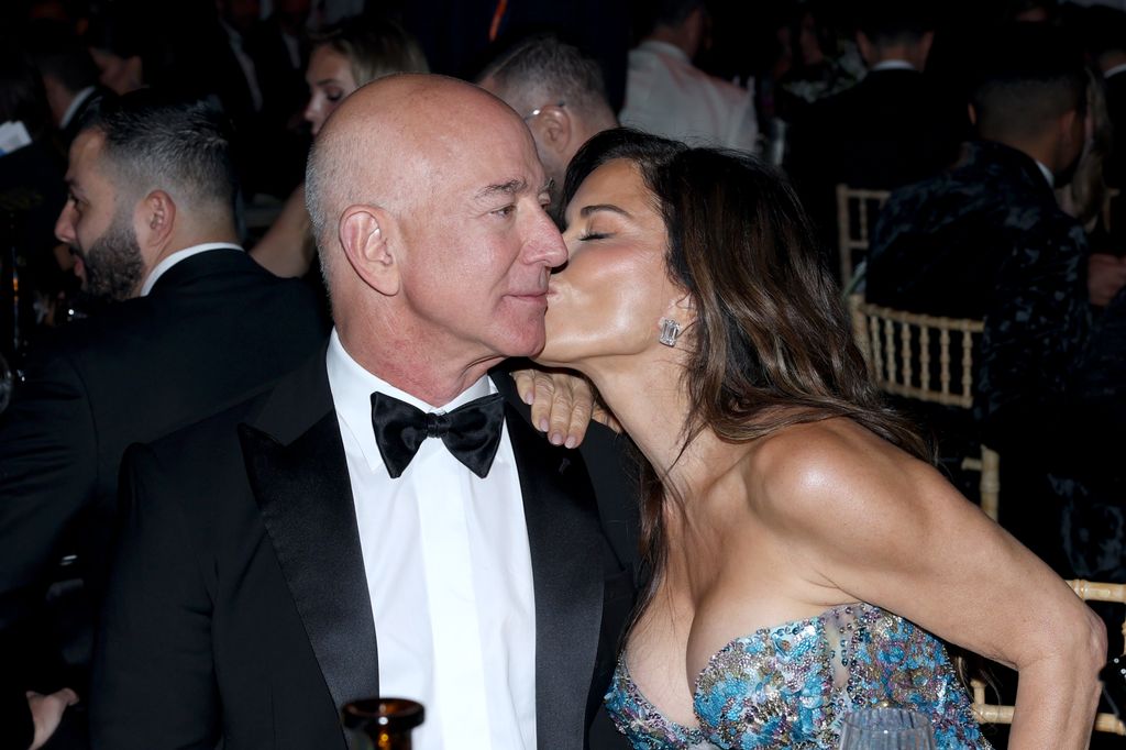Jeff Bezos y Lauren Sánchez Gerne Maynes 2025 promovieron a Copard al 22 de mayo de 205 en Cap, Francia. (Foto de Pascal y Segrerein / Amfar / Getty Pictures)
