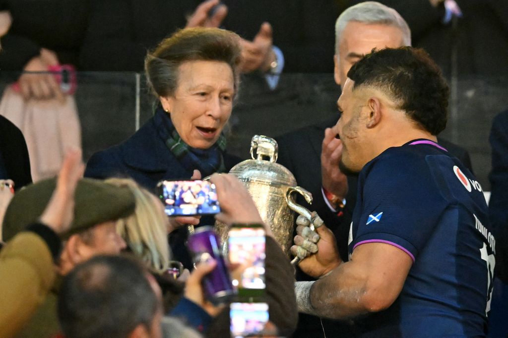 L'interaction maladroite de la princesse Anne avec le capitaine du rugby écossais filmée 1 Une photo de la princesse Anne et du capitaine écossais Sione Tuipulotu