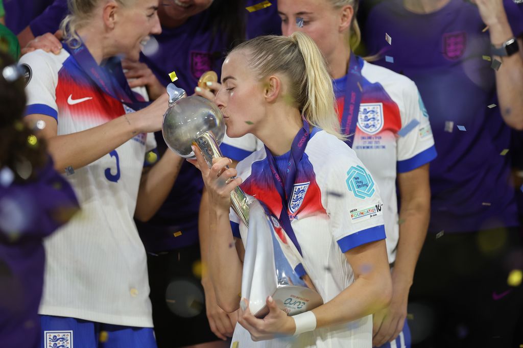 Chloe Kelly d'Angleterre embrasse le trophée lors du match final de l'UEFA Women's Euro 2025 entre l'Angleterre et l'Espagne