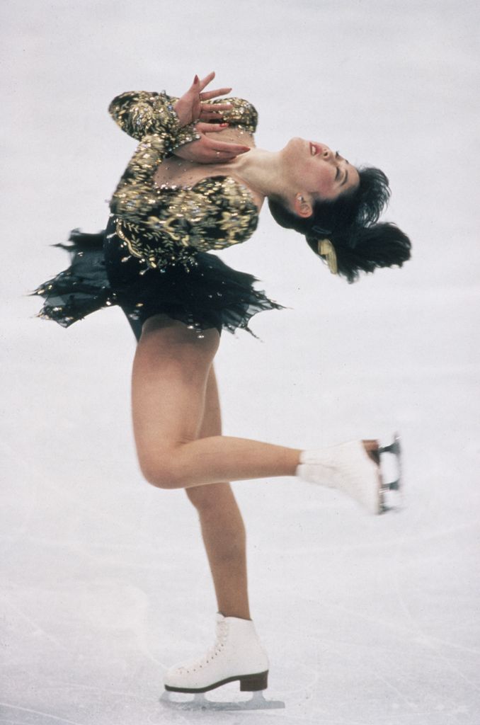 Kristi Yamaguchi exécute une rotation en spirale lors d'une médaille d'or aux Jeux olympiques d'hiver de 1992.