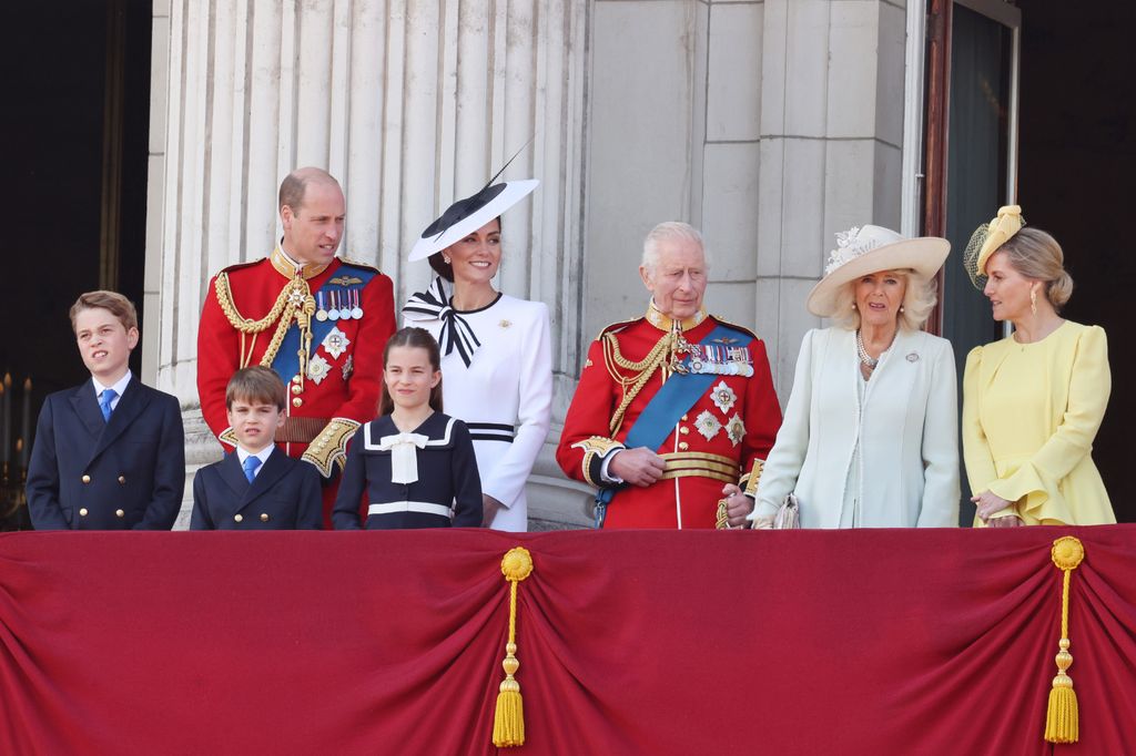 Prince George, Prince Louis, Princesse Charlotte, Prince William, Princesse Kate, Roi Charles, Reine Camilla et Duchesse Sophie sur le balcon du palais de Buckingham