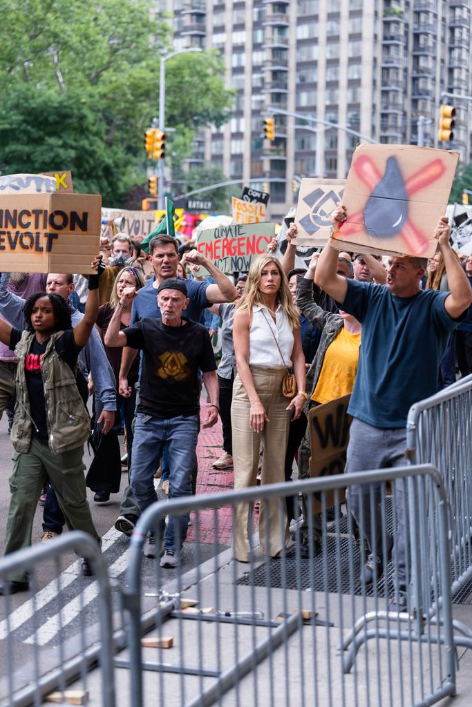 Jennifer Aniston é vista filmando a quarta temporada de 'The Morning Show' no Flatiron District em 27 de julho de 2024 na cidade de Nova York.