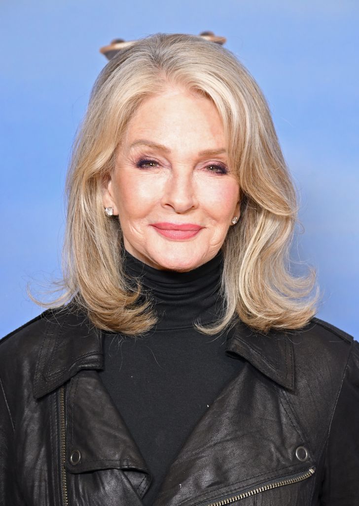 Deidre Hall tenue noire