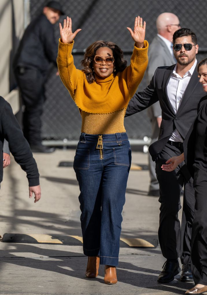 Oprah Winfrey acenando de jeans