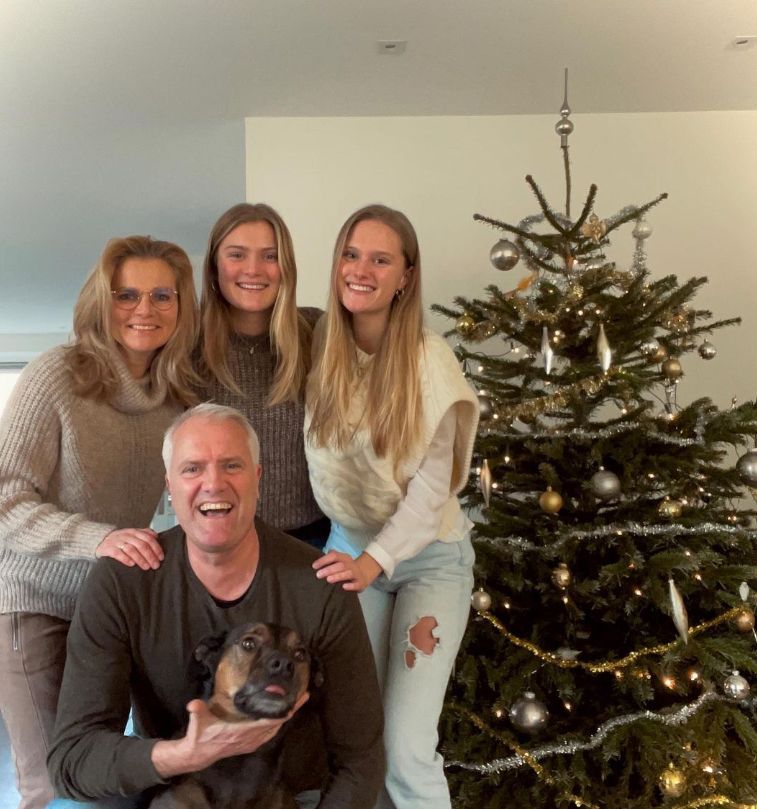 Sarina Wiegman, Marten Glotzbach and their two daughter and dog in front of a Christmas tree