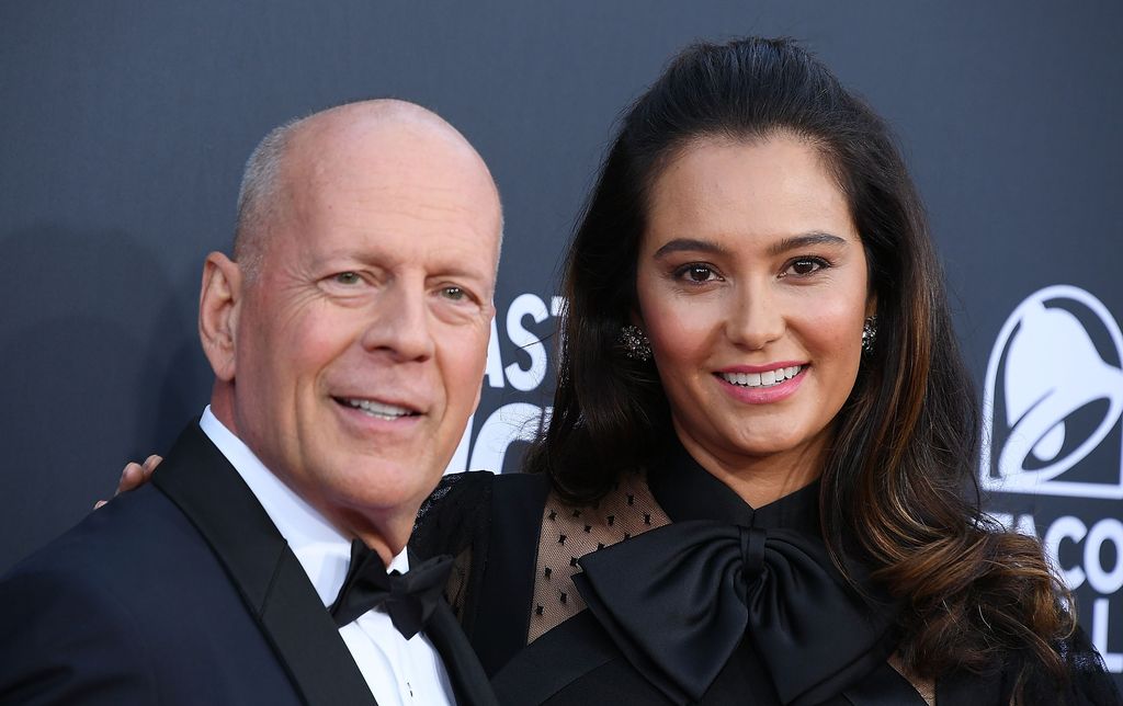 Bruce Willis e Emma Heming chegam ao Comedy Central Roast Of Bruce Willis em 14 de julho de 2018 em Los Angeles, Califórnia.