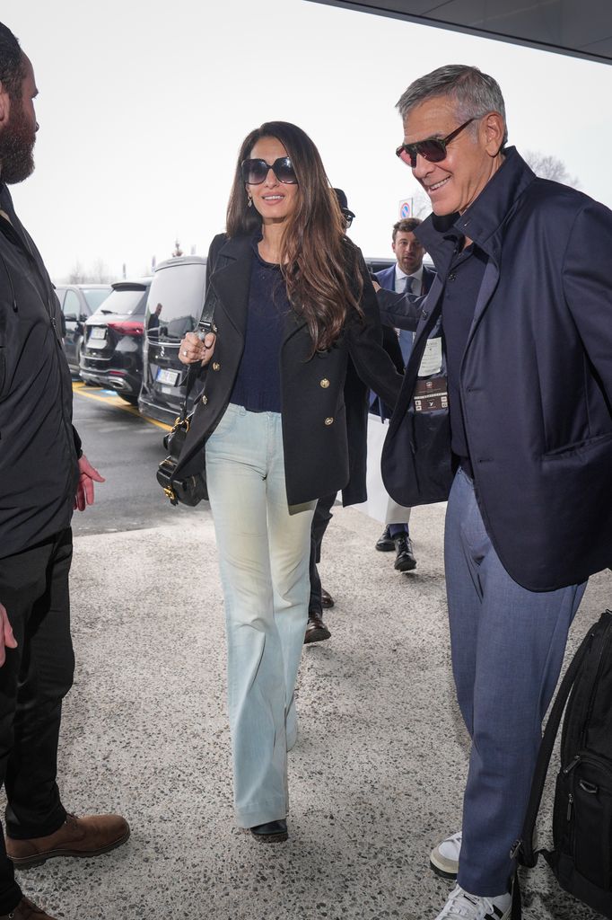 Amal en jean légèrement délavé avec George arrivant à l'aéroport