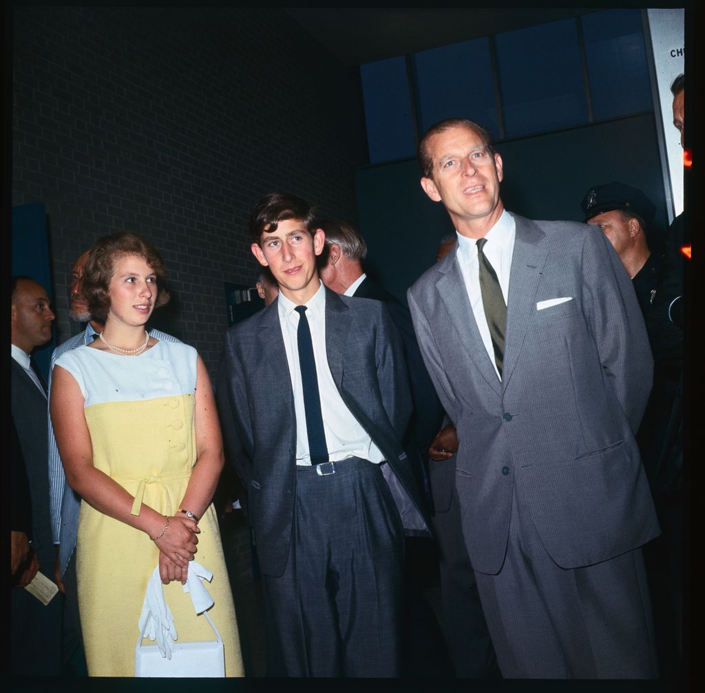 Princesa Anne em linho amarelo em 1966 com o rei Charles e o príncipe Philip