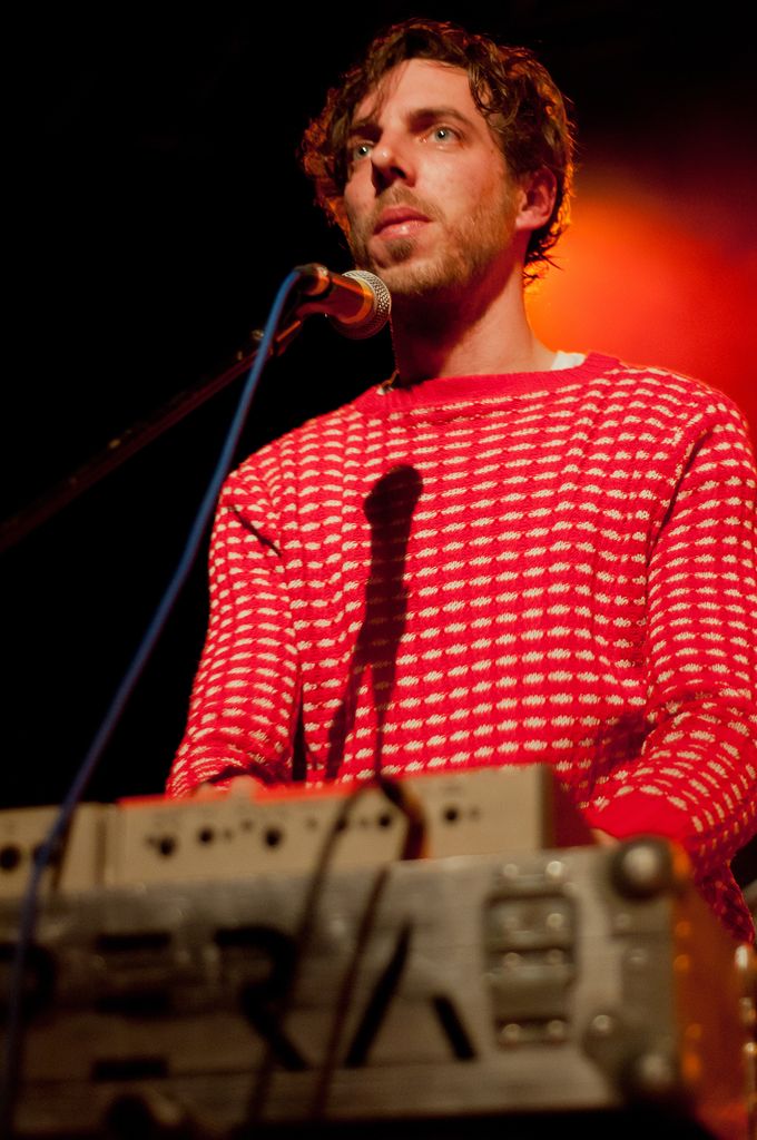 Dan Armstrong sur scène dans le cadre de Clock Opera