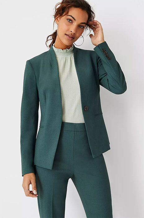 Jessica Alba channels Victoria Beckham in the most gorgeous green suit ...