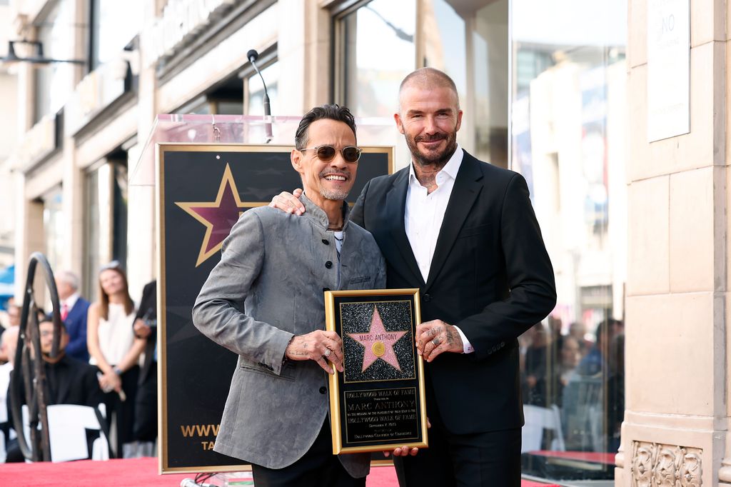 HOLLYWOOD, CALIFORNIE - 07 SEPTEMBRE : (LR) Marc Anthony et David Beckham assistent à la cérémonie des étoiles du Hollywood Walk of Fame pour Marc Anthony le 07 septembre 2023 à Hollywood, Californie. (Photo par Emma McIntyre/Getty Images)