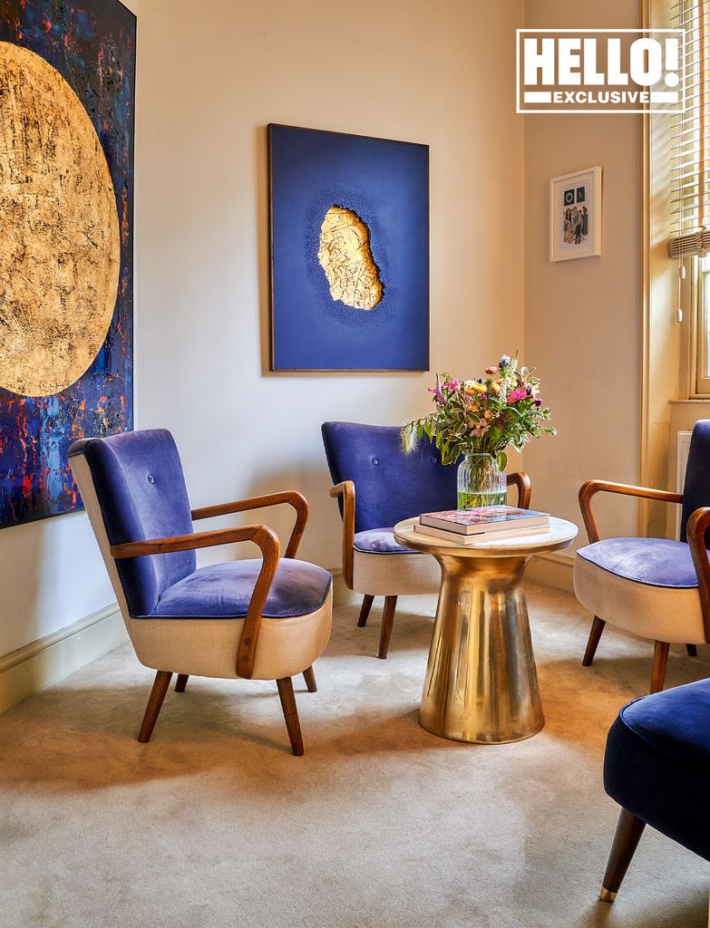 Marine Tanguys stilvolles Wohnzimmer in Marineblau und Gold in einem georgianischen Stadthaus in Marylebone