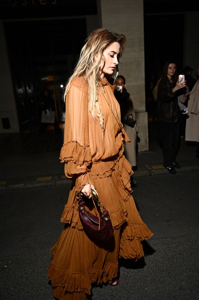 Paris Jackson est une robe marron transparente