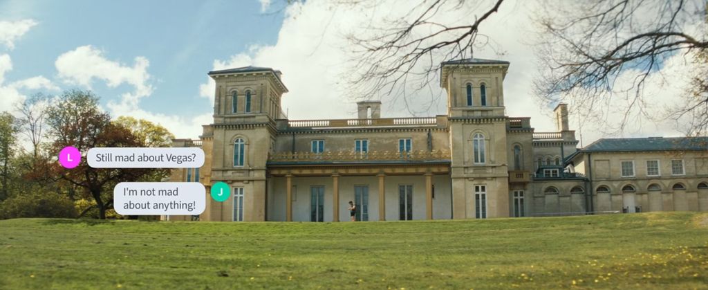 Илья (Коннор Стори) бегает по замку Дандерн.