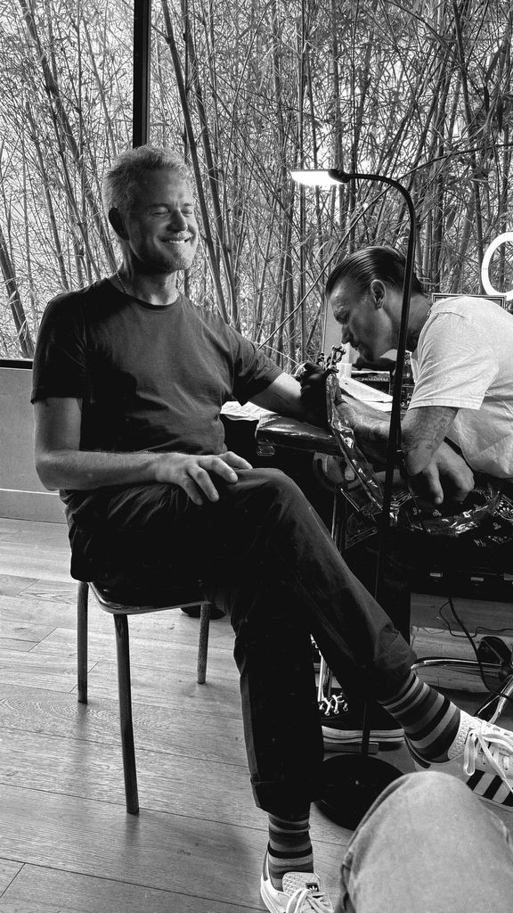 Eric Dane est photographié en train de se faire tatouer