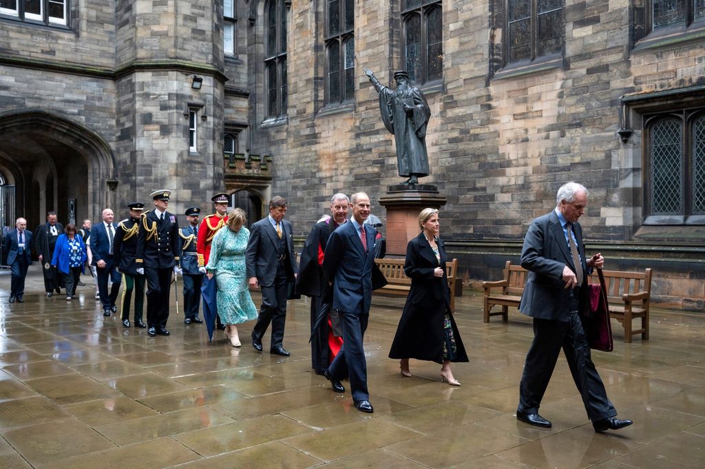 Duquesa Sophie caminhando com pessoas na Assembleia Geral da Igreja da Escócia 
