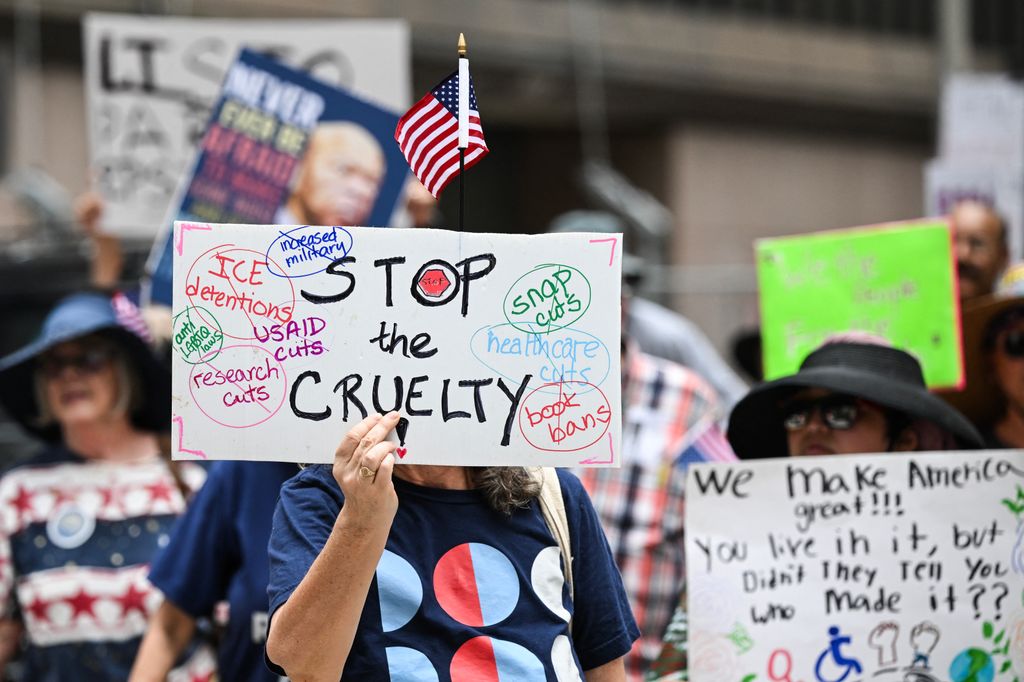 Les gens participent à une manifestation dans le cadre de la «Good Trouble vit le» Jour d'action nationale contre l'administration du président américain Donald Trump à Houston, Texas, le 17 juillet 2025