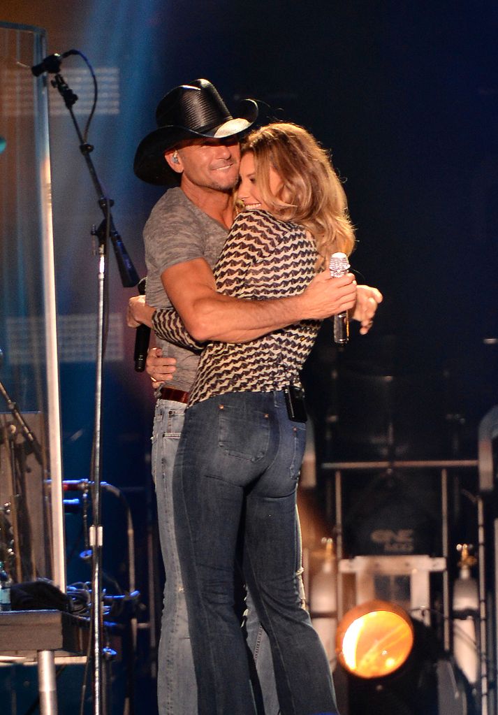 Tim McGraw Faith Hill umarmt sich auf der Bühne beim CMA Fest