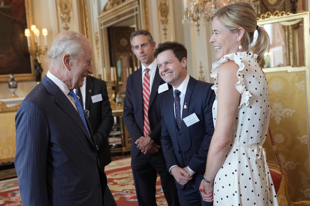 King Charles parlant à Declan Donnelly et à son épouse Ali 