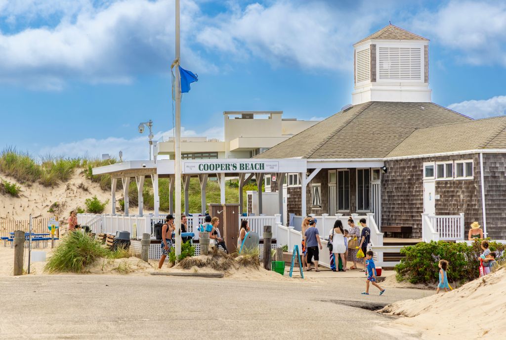 Les experts révèlent la plage numéro un aux États-Unis en 2025 - vivez-vous à proximité? 1 Les gens un jour d'été à Coopers Beach