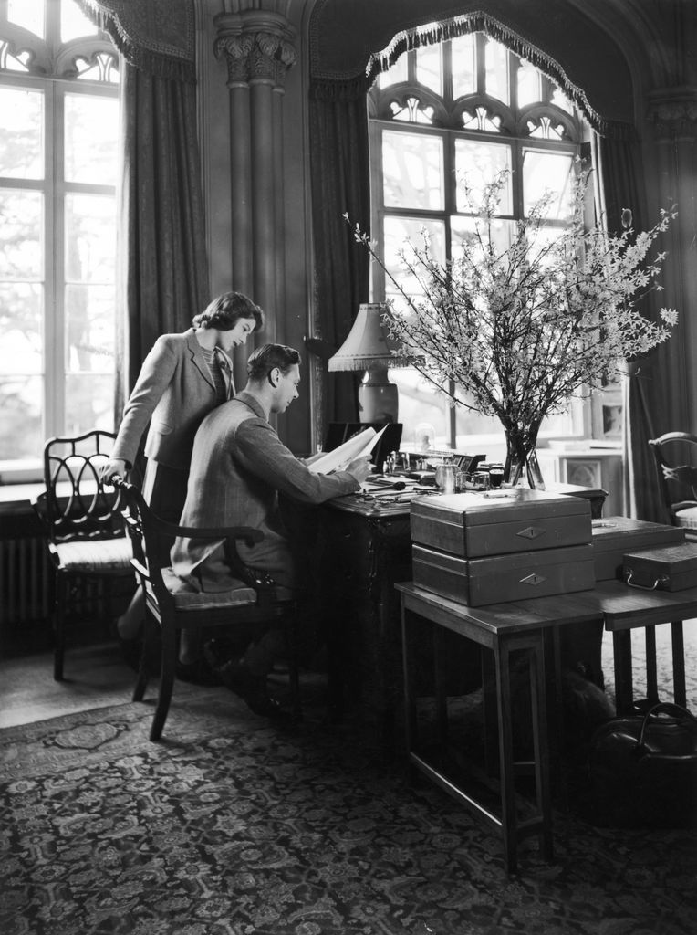 La princesse Elizabeth et le roi George VI travaillent dans son bureau à domicile