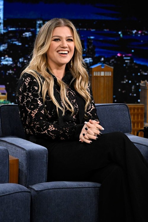 Kelly Clarkson em vestido rendado