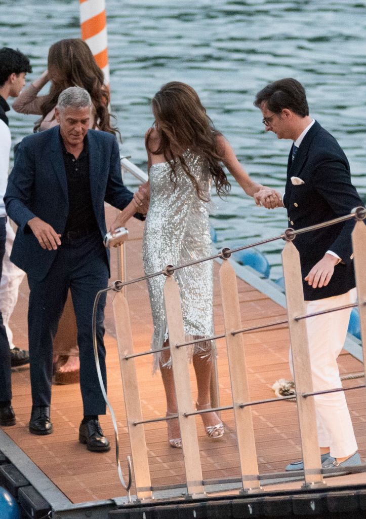 Amal Clooney scintille dans une robe d'été italienne slinky alors que George Clooney révèle qu'il est le gentleman ultime 3 Bguk_3311600 - * exclusif * George portait un costume bleu marine avec une chemise noire