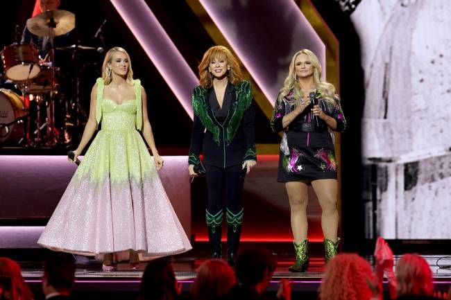 Carrie Underwood, Miranda Lambert & Reba McEntire Sparkle at CMAs – Fonjep  News