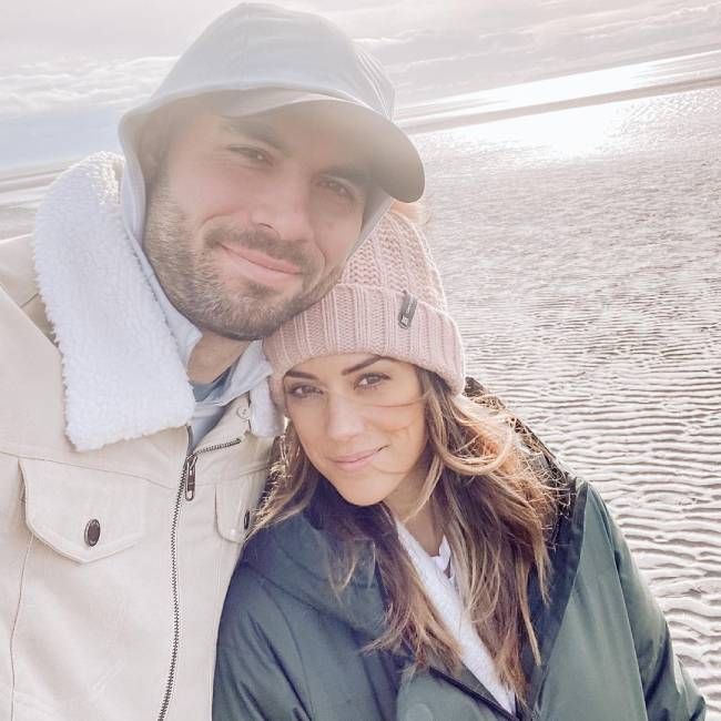 Jana Kramer stuns with jaw-dropping beach photo during special family ...