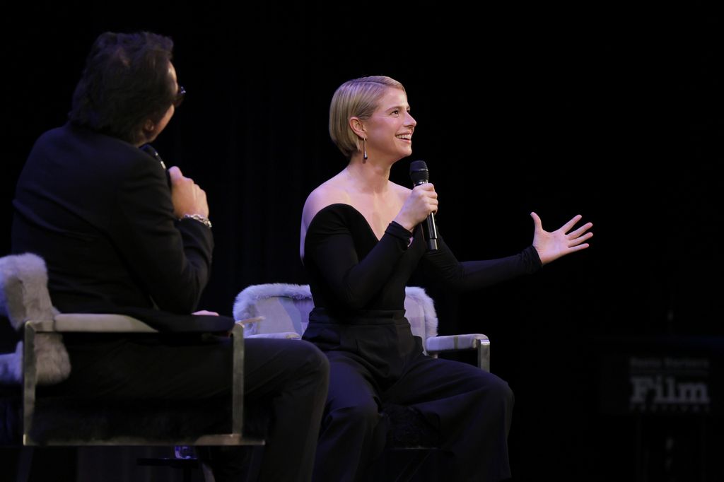 Jessie Buckly, « très performante », laisse ses parents « si fiers » avant les BAFTA – exclusivité 4 Une photo de Jessie Buckley souriante sur scène